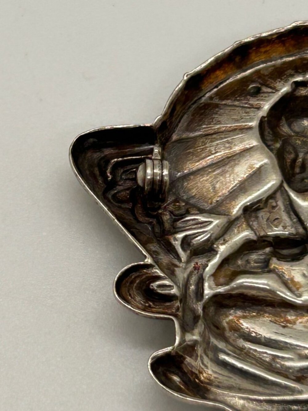 Vintage Japanese Geisha Brooch Pin Repoussé Parasol Silver-Tone Art Deco Asian - Picture 5 of 7